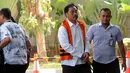 Gubernur nonaktif Kepulauan Riau Nurdin Basirun (tengah) tiba di Gedung KPK, Jakarta, Selasa (30/7/2019). Nurdin Basirun diperiksa sebagai tersangka terkait dugaan suap izin lokasi rencana reklamasi di wilayah Kepulauan Riau. (merdeka.com/Dwi Narwoko)