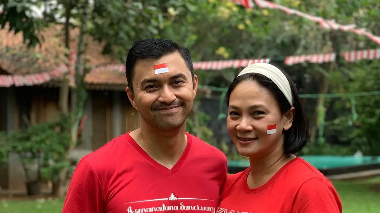 Bak Pasangan Muda, Ini 6 Potret Anjasmara dan Istri Pakai Baju Couple
