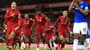 Penyerang Liverpool Divock Origi ( tengah) berselebrasi bersama rekan-rekannya usai mencetak gol pada menit ke-96  melawan Everton pada lanjutan Liga Inggris di Anfield Stadium (2/12). Liverpool menang tipis 1-0 atas Everton. (AP Photo / Jon Super)