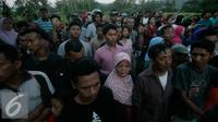 Warga memadati lokasi helikopter jatuh yang sudah di tutup terpal di Dusun Kowang, Sleman (8/7). Heli jatuh setelah melakukan penerbangan dari Solo menuju Yogyakarta. (Liputan6.com/Boy Harjanto)