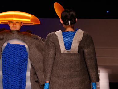 Sejumlah model mengenakan busana kreasi Hempel Award 24th Cina International Fashion Designer Contest di Cina , 25 Maret 2016. Lomba fashion ini diperuntukkan oleh para desainer muda yang mahir dalam bidang fashion. (REUTERS / Kim Kyung - Hoon)