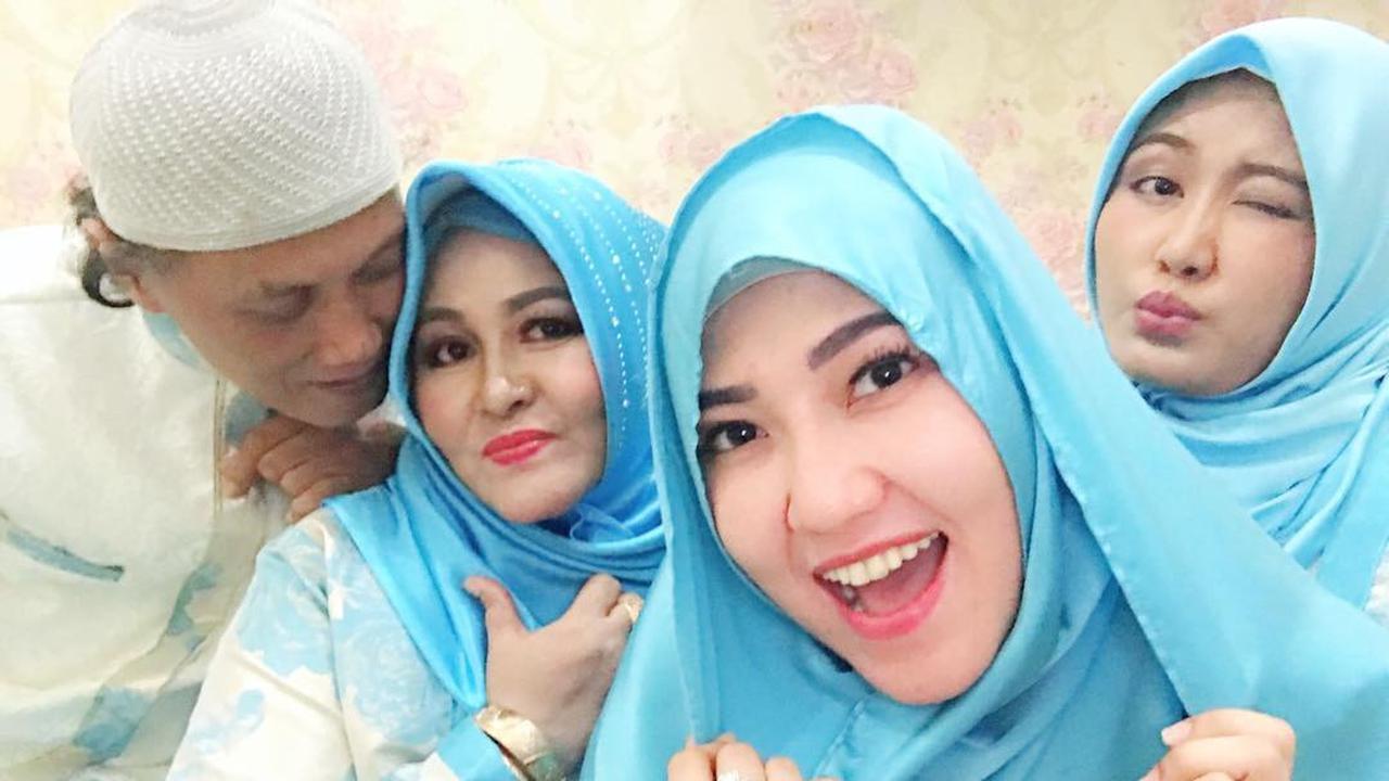 6 Potret Sederhana Via Vallen Bersama Keluarga