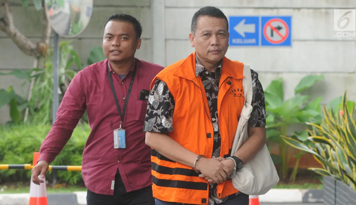 Terpidana mantan Kapus Data dan Sistem Informasi Sekjen Kemendagri, Dudy Jocom menjalani pemeriksaan di gedung KPK, Jakarta, Selasa (29/1). Dudy diperiksa terkait dugaan korupsi pembangunan Kampus IPDN di Gowa tahun anggaran 2011.(merdeka.com/Dwi Narwoko)