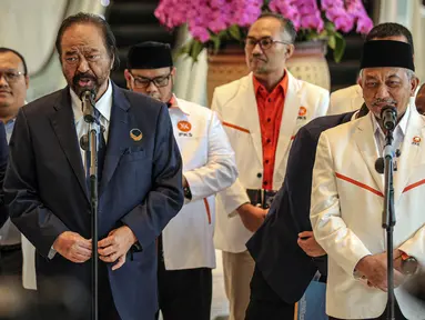 Ketua Umum Partai Nasdem Surya Paloh (kedua kiri), Presiden PKS Ahmad Syaikhu (kanan), didampingi Sekjen Nasdem Johnny G Plate (kiri) menyampaikan keterangan pers usai pertemuan di Nasdem Tower, Jakarta, Rabu (22/6/2022). Petinggi PKS mengunjungi Ketua Umum Partai Nasdem Surya Paloh untuk menjajaki koalisi guna memenuhi persyaratan ambang batas pencalonan presiden atau presidential threshold 20 persen. (Liputan6.com/Faizal Fanani)
