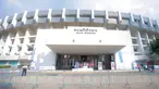 Tampak depan Stadion 700th Anniversary Stadium pada Senin (8/12/2025). (Bola.com/Bagaskara Lazuardi)
