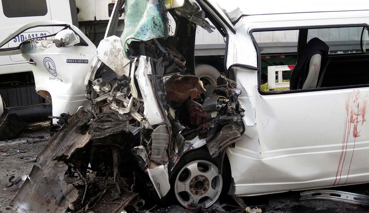 Kondisi mobil van yang membawa rombongan pengantin menuju ke pesta pernikahan setelah terlibat kecelakaan di Quang Nam, Vietnam, Senin (30/7). Pihak kepolisian sedang menyelidiki sebab kecelakaan tersebut. (Do Van Truong/Vietnam News Agency via AP)
