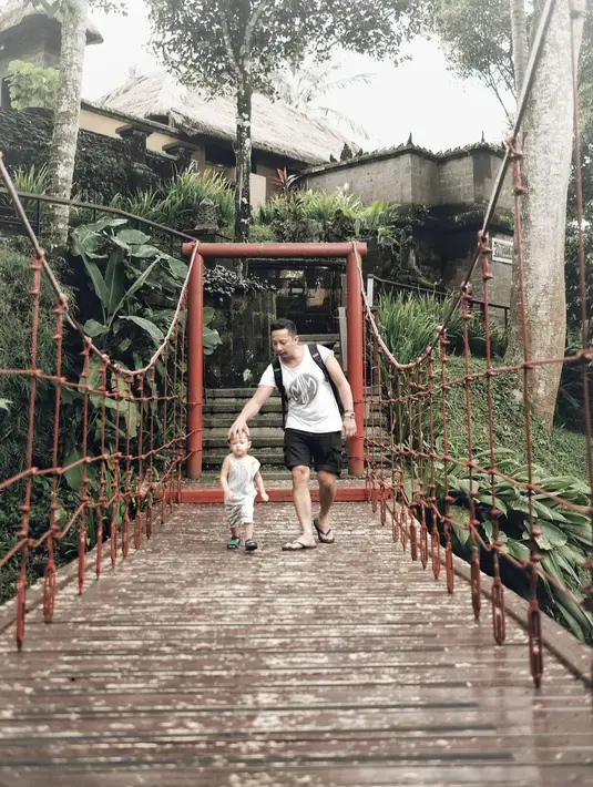 Kalau di foto ini, Ringgo sedang asik bermain dengan si mungil, Bjorka. Dua laki-laki kesayangan Sabai Morscheck ini sedang asik menyebrangi sebuah jembatan gantung. (Instagram/ringgoagus)