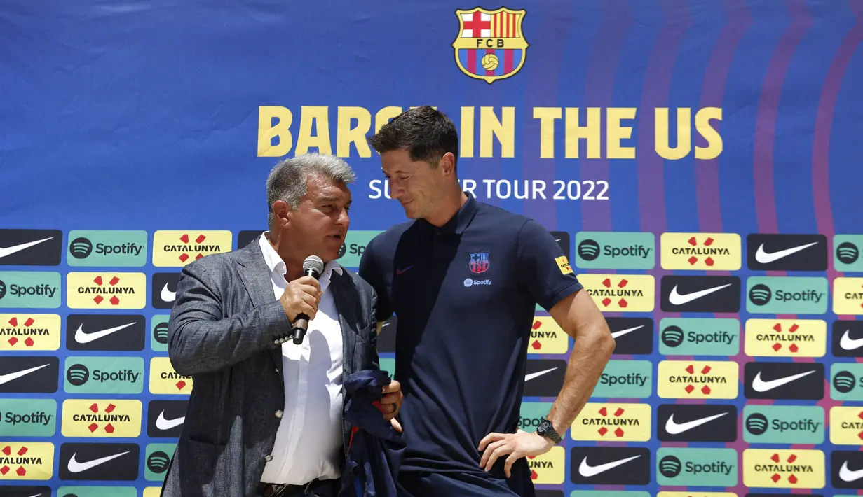 <p>Robert Lewandowski dan Presiden Barcelona Joan Laporta mengadakan konferensi pers saat diperkenalkan sebagai pemain baru Barcelona di Fort Lauderdale, Florida, Rabu (20/7/2022). Presiden Barcelona Joan Laporta adalah salah satu tokoh penting di balik kedatangan Robert Lewandowski ke Blaugrana.(Marco BELLO / AFP)</p>