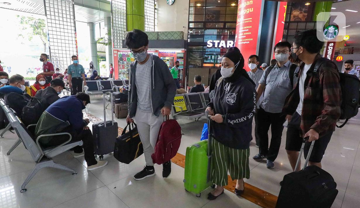 <p>Calon penumpang kereta api tiba di Stasiun Gambir, Jakarta, Jumat (22/4/2022). Stasiun Gambir per Jumat (22/4/2022). Stasiun Gambir per Jumat (22/4/2022) terdapat 33 KA beroperasi, dari jumlah tersebut 7 diantaranya merupakan KA tambahan. (Liputan6.com/Herman Zakharia)</p>