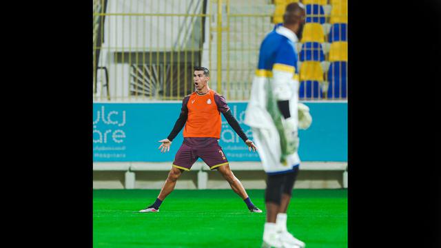 Foto: Cristiano Ronaldo Pamer Senyum dan Tendangan Keras Lalu Siu saat Latihan Bersama Al Nassrq