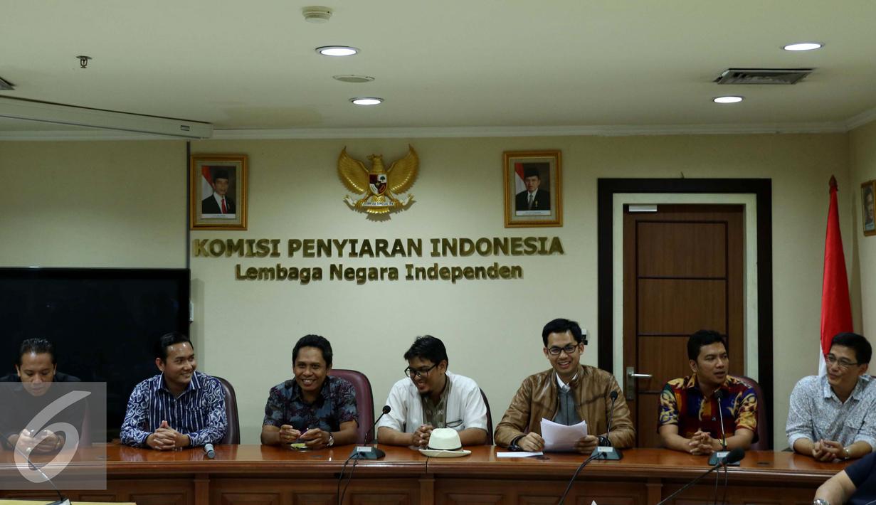 Ketua Komisi Penyiaran Indonesia (KPI), Yuliandre Darwis (ketiga kanan) mengikuti penyerahan Izin Penyelenggaraan Penyiaran (IPP) kepada 10 stasiun televisi swasta secara nasional di kantor KPI, Jakarta, Jumat (14/10). (Liputan6.com/Gempur M Surya)