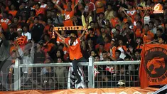Sepanjang laga Persija melawan PDRM FA Malaysia para suporter terus membentangkan syal(Liputan6.com/Helmi Fithriansyah).