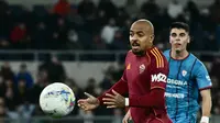 Donyell Malen saat cetak dua gol saat AS Roma bekuk Cagliari di Liga italia 2025/2026. (Filippo MONTEFORTE / AFP)