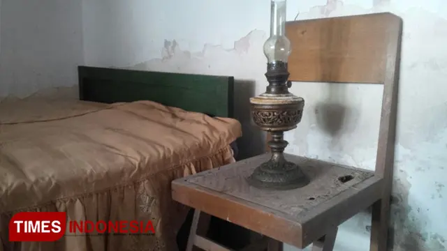 Lampu minyak saksi bisu yang terpasang dikamar tempat tidur yang pernah dipakai mantan Presiden Soeharto, saat singgah di Desa Tapanrejo, Kecamatan Muncar, Banyuwangi. (FOTO: Syamsul Arifin/ TIMES Indonesia (timesindonesia.co.id)