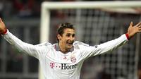 Striker Bayern Muenchen, Miroslav Klose merayakan gol yang menjadi penentu kemenangan 2-1 atas Fiorentina di leg pertama babak 16 besar Liga Champions di Munich, 17 Februari 2010. AFP PHOTO/SASCHA SCHUERMANN