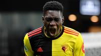 Gelandang Watford, Ismaila Sarr, melakukan selebrasi usai membobol gawang Liverpool pada laga Premier League di Stadion Vicarage Road, Sabtu (29/2/2020). Watford menang 3-0 atas Liverpool. (AFP/Justin Tallis)