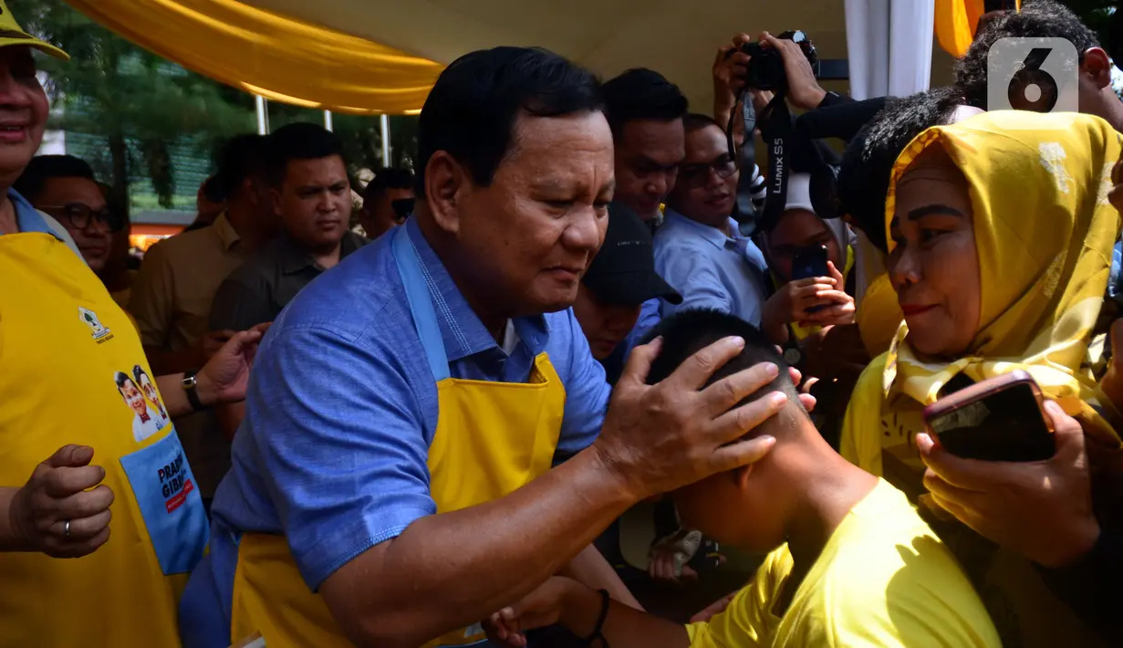 "Saya ini cuma masak nasi goreng. Tapi nasi goreng buatan saya enak," ujar Ketua Umum Partai Gerindra itu. (merdeka.com/Arie Basuki)