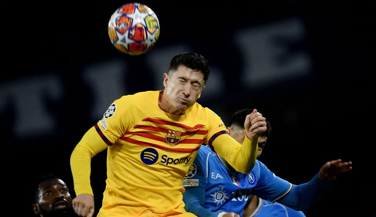 Pemain Barcelona, Robert Lewandowski (kiri) beduel udara dengan pemain Napoli pada leg pertama 16 besar Liga Champions 2023/2024 di Diego Armando Maradona stadium, Napoli, Italia, Kamis (22/02/2024) dini hari WIB. (AFP/Filippo Monteforte)