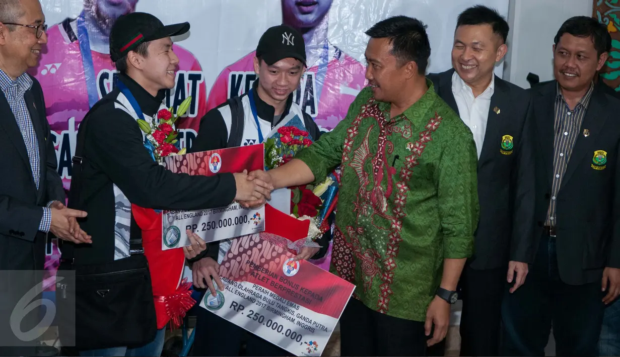 Menpora Imam Nahrawi (kanan) menyambut pebulu tangkis peraih gelar juara ganda putra All England 2017, Kevin Sanjaya dan Marcus F Gideon, saat tiba di Terminal 2D Bandara Soekarno Hatta, Tangerang, Banten, Selasa (14/3). (Liputan6.com/Gempur M Surya)