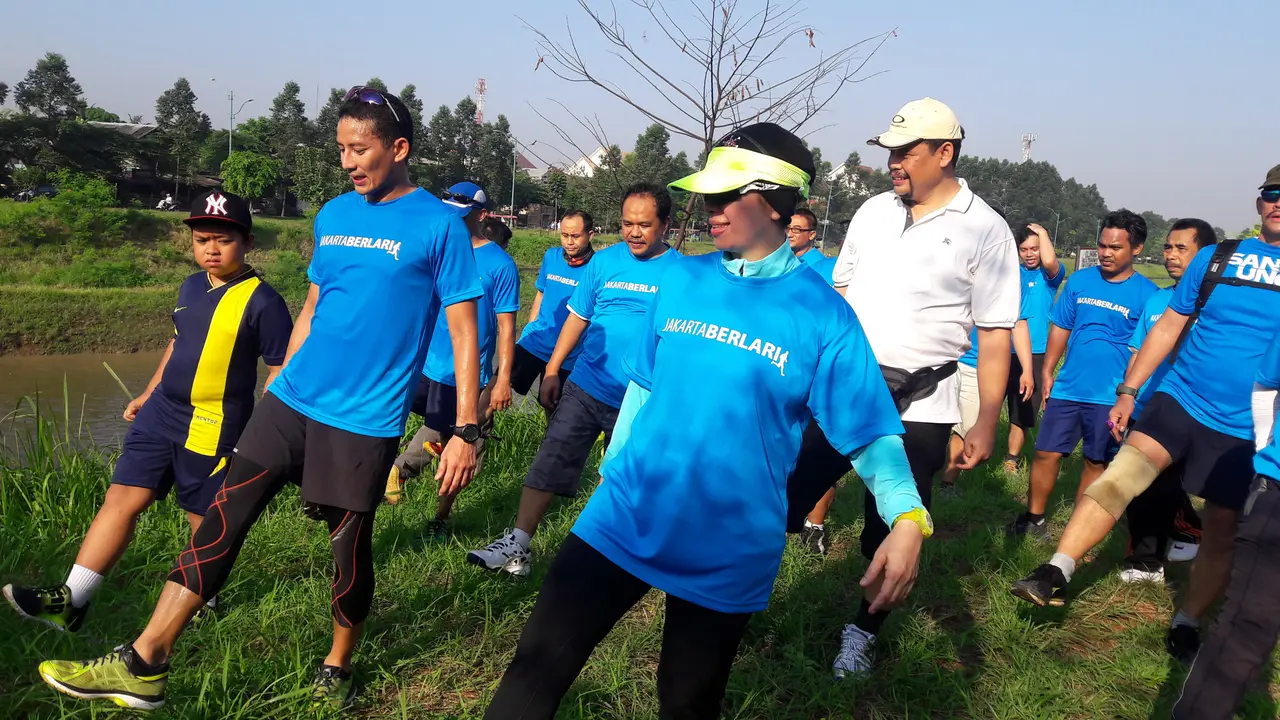 Lari Pagi di Kanal Banjir Timur, Sandiaga Uno Banjir Keringat