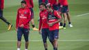 Keakraban Neymar (tengah) bersama dua rekannya asal Brasil, Dani Alves (kanan) dan Thiago Silva pada sesi latihan didi Camp des Loges, Paris, (11/8/2017). PSG akan mengawali Liga 1 Prancis melawan Guingamp. (AP/Kamil Zihnioglu)