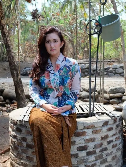 <p>Nafa Urbach lahir di Magelang, 15 Juni 1980. Itu artinya, saat ini usianya sudah menginjak 42 tahun. (Instagram/nafaurbach)</p>