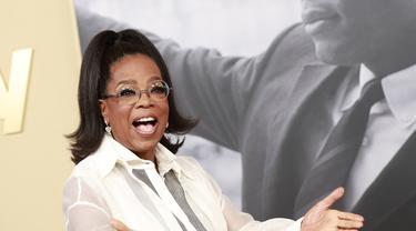 Oprah Winfrey tiba untuk pemutaran perdana film "Sidney" di Academy Museum of Motion Pictures di Los Angeles, California (21/9/2022). Pembawa acara talk show Amerika dan produser berusia 68 tahun itu tampil memukau dengan kemeja putih transparan dan rok multi-layer yang serasi. (AFP/Michael Tran)