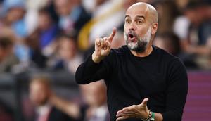 Momen menarik terjadi pada jeda babak pertama duel Burnley versus Manchester City. Ketika wasit meniup peluit tanda 45 menit pertama berakhir, Pep Guardiola tertangkap kemara berlari ke arah Erling Haaland. (AFP/Darren Staples)