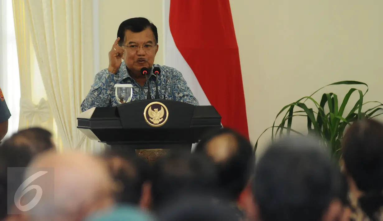 Wakil Presiden, Jusuf Kalla memberikan sambutan jelang peluncuran Jaringan Wartawan Anti Hoax di Jakarta, Jumat (28/4). Selain meresmikan Jawarah, Wapres JK juga menyaksikan pemberian penghargaan HPN 2017. (Liputan6.com/Helmi Fithriansyah)