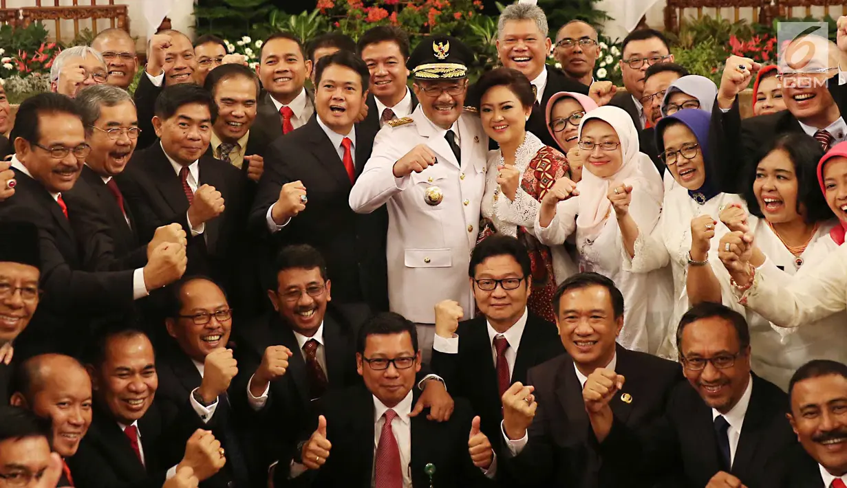 Gubernur DKI Jakarta Djarot Saiful Hidayat bersama istri  Happy Farida berpose dengan para pejabat dan kepala tinggi negara usai di lantik di Istana Negara, Jakarta, Kamis (15/6). Djarot dilantik untuk sisa periode 2012-2017. (Liputan6.com/Angga Yuniar)