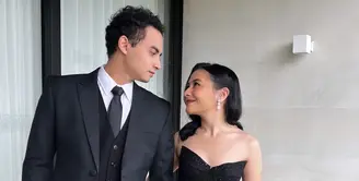Saat menghadiri acara pernikahan, Omara dan Prilly tampil serasi dalam ansambel serba hitam. Omara memilih setelan jas hitam yang dipadukan dengan kemeja putih dan dasi hitam, menciptakan kesan formal dan klasik. Sementara itu, Prilly tampak anggun dalam tube dress dengan detail drapery pada bagian roknya, menambah kesan feminin dan elegan. [@prillylatucinnsina96].