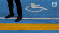 Guiding Block atau jalur pemandu disabilitas terpasang di Pengadilan Negeri Jakarta Pusat, Kamis (25/3/2021). PN Jakarta Pusat memasang sarana dan prasarana untuk warga disabilitas yang meliputi ubin pemandu, pengeras suara di meja layanan yang ramah disabilitas. (Liputan6.com/Helmi Fithriansyah)