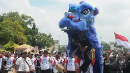Sebuah barongsai beraksi saat unjuk rasa mendukung Jokowi untuk melantik Budi Gunawan menjadi Kapolri, Jakarta, Senin (16/2/2015). (Liputan6.com/Herman Zakharia)