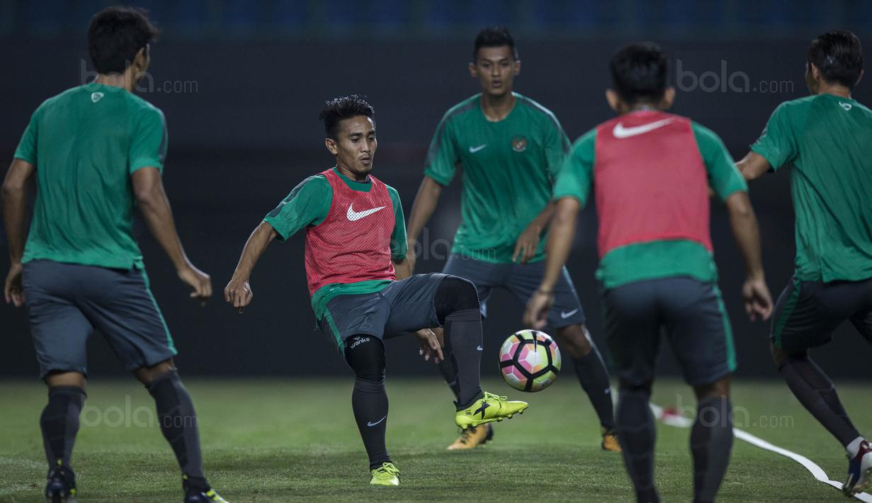 Gelandang Timnas Indonesia, Muhammad Taufiq, mengirim umpan saat latihan di Stadion Patriot, Bekasi, Senin (2/10/2017). Latihan ini merupakan persiapan jelang laga persahabatan melawan Kamboja. (Bola.com/Vitalis Yogi Trisna)