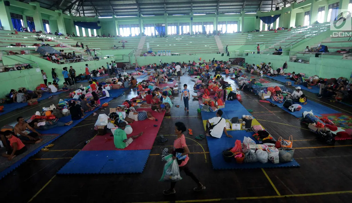 Suasana di lokasi pengungsian di GOR Suweca, Klungkung, Bali, Selasa (26/9). Ribuan pengungsi terus berdatangan menyusul peningkatan frekuensi gempa yang mulai dirasakan warga di kawasan Gunung Agung. (Liputan6.com/Gempur M Surya)