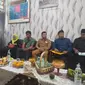 Para perwakilan kedua sekolah SMPN di Garut, KPID Tasikmalaya, para orang tua pelaku dan korban saat melakukan mediasi dalam kasus aksi perundungan siswa SMPN di Garut. (Liputan6.com/Jayadi Supriadin)