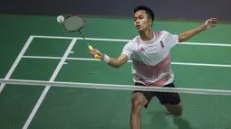 Pebulutangkis Indonesia, Anthony Ginting, saat melawan wakil China Taipei, Chou Tien-chen, pada laga Asian Games di Istora, Jakarta, Senin (27/8/2018). Anthony Ginting kalah 21-16, 21-23, dan 17-21. (Bola.com/Vitalis Yogi Trisna)