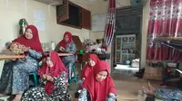 Warga Desa Lubuk Kertang di Langkat Sulap Gulma Jadi Kerajinan Cantik. Liputan6.com/Yopi Makdori