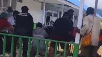 Warga mengevakuasi seorang pekerja pembangunan jalan yang tewas ditembak anggota Kelompok Kriminal Bersenjata (KKB) di Kampung Ndugisiga, Kabupaten Intan Jaya, Papua Tengah. (Liputan6.com/ Dok Ist Warga)