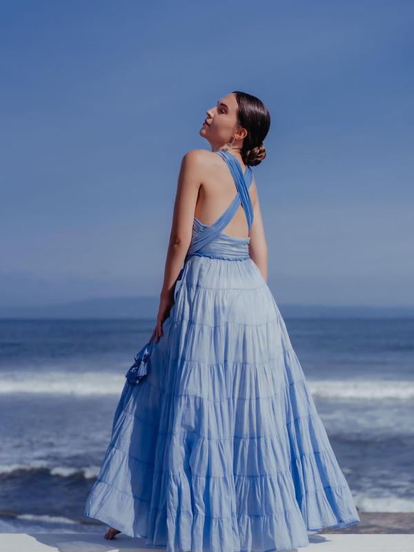 Gaya Pemotretan Olivia Jensen di Pinggir Pantai Bernuansa Biru. (Sumber: Instagram/oliviajensen)
