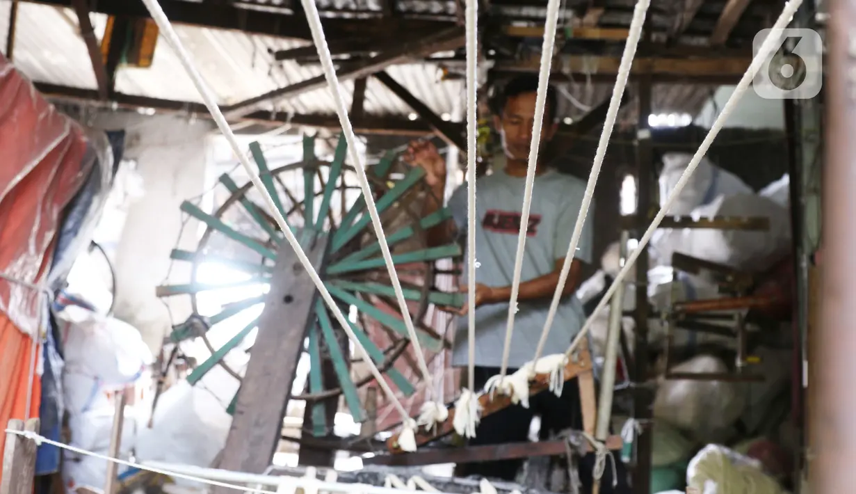 Aktivitas pekerja Pabrik Pemintal Benang Tradisional di Kebayoran Lama, Jakarta, Jumat (11/2/2022). Bank Indonesia (BI) melaporkan penyaluran kredit ke sektor UMKM tumbuh 12,3 persen secara tahunan (year on year) menjadi Rp1.147,3 triliun di sepanjang 2021. (Liputan6.com/Angga Yuniar)