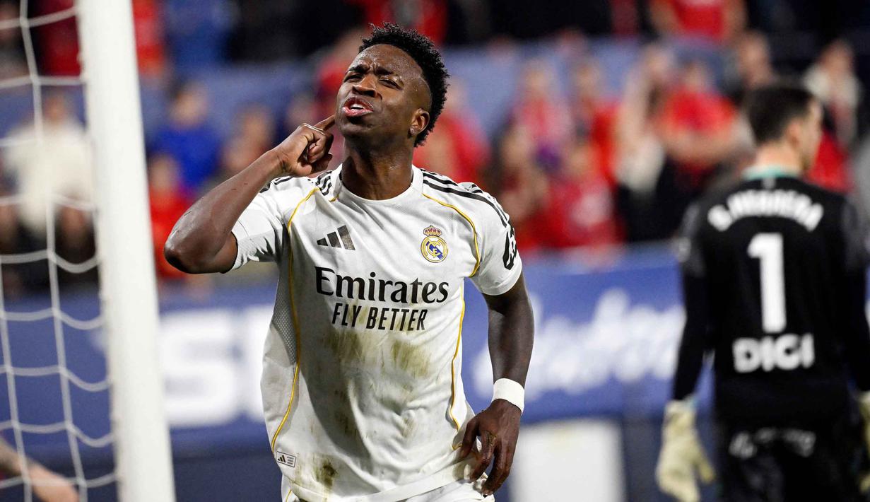 Gol pemain depan Real Madrid, Vinicius Junior, pada menit ke-73 mengubah skor menjadi 1-1. Tampak dalam foto, penyerang Real Madrid asal Brasil, Vinicius Junior, merayakan golnya selama pertandingan pekan ke-25 La Liga 2025/2026 melawan Osasuna di Stadion El Sadar, Pamplona pada Sabtu 21 Februari 2026 waktu setempat atau Minggu (22/2/2026) dini hari WIB. (ANDER GILLENEA/AFP)