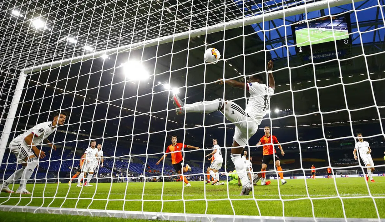 Pemain FC Shakhtar Donetsk, Junior Moraes, mencetak gol yang ke gawang FC Basel pada perempat final di Veltins Arena, Selasa (11/8/2020). Shakhtar Donetsk menang dengan skor 4-1. (Wolgang Rattay/Pool Photo via AP)