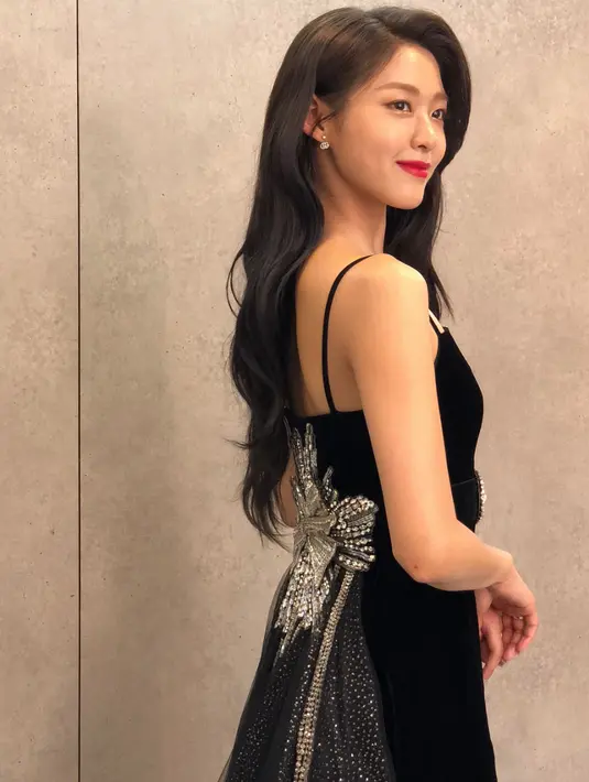 Dengan mengenakan gaun yang menawan, Seolhyun menjadi pusat perbincangan publik. Tak hanya kecantikan Seoalhyun saja yang menjadi pusat perhatian, tapi harga gaun yang dipakainya pun mencuri perhatian publik. (Foto: koreaboo.com)