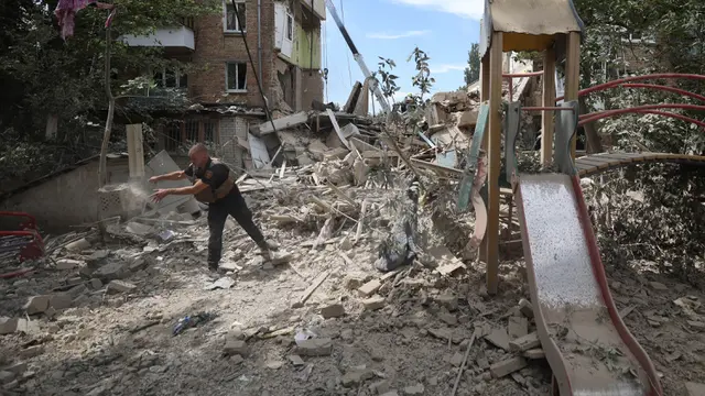 Potret Kerusakan Bangunan di Ukraina Akibat Serangan Rudal Rusia