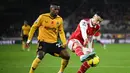 Pemain Wolverhampton Wanderers Nelson Semedo (kiri) berebut bola dengan pemain Arsenal Gabriel Martinelli (kanan) pada pertandingan sepak bola Liga Inggris di Stadion Molineux, Wolverhampton, Inggris, 12 November 2022. Arsenal menang 2-0. (Oli SCARFF/AFP)