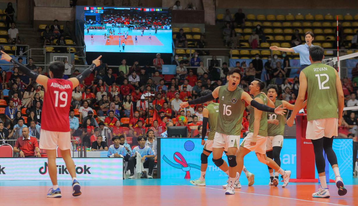 Tertinggal dua set, Timnas voli putra Indonesia bangkit. Tampak dalam foto, Timnas voli putra Indonesia merayakan raihan poin saat melawan Vietnam di babak semifinal SEA Games 2025 di Indoor Stadium Huamark, Bangkok, Thailand, Kamis (18/12/2025). (Bola.com/Bagaskara Lazuardi)