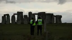 Para petugas keamanan berpatroli di situs warisan dunia Stonehenge di Wiltshire, Inggris (20/6/2020). Sebuah lingkaran yang terdiri dari lubang-lubang prasejarah yang dalam ditemukan di dekat situs warisan dunia tersebut. (Xinhua/Tim Ireland)