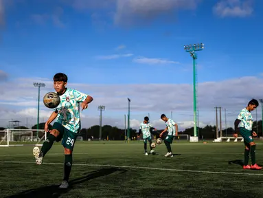 Pemain-pemain dari Korea-Korea Selecao tengah berlatih dengan bola di akademi Sporting CP, Lisbon, Portugal, Jumat (22/11/2024). Ini merupakan akademi di mana Cristiano Ronaldo ditempa ketika masih muda. (Bola.com/Bagaskara Lazuardi)