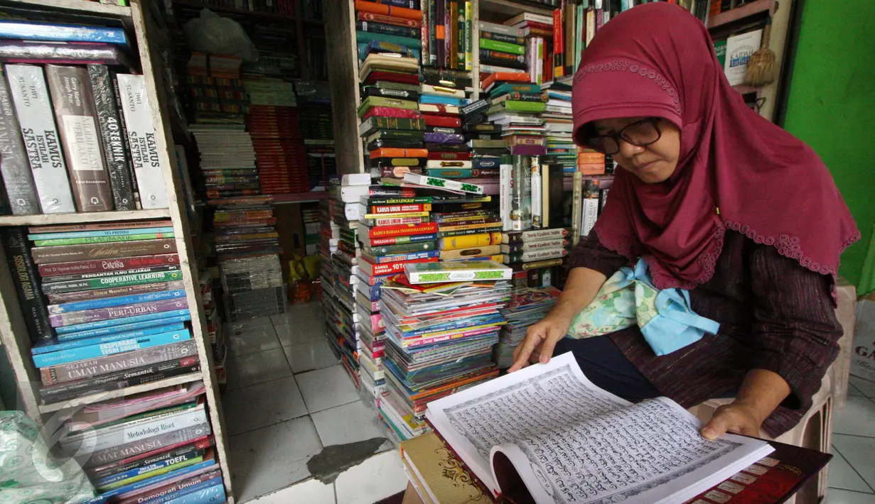 Pengunjung memilih alquran yang  di toko buku Taman Pintar, Yogyakarta (10/6/2016). Alquran menjadi buruan warga di bulan puasa ini untuk belajar dan memahami kitab suci tersebut. (Boy Harjanto)